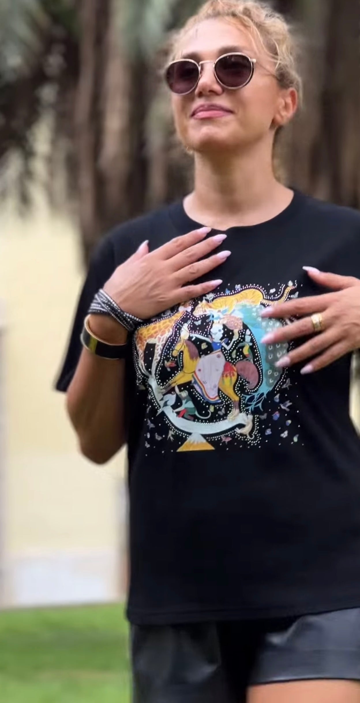 Camiseta negra con estampado artístico