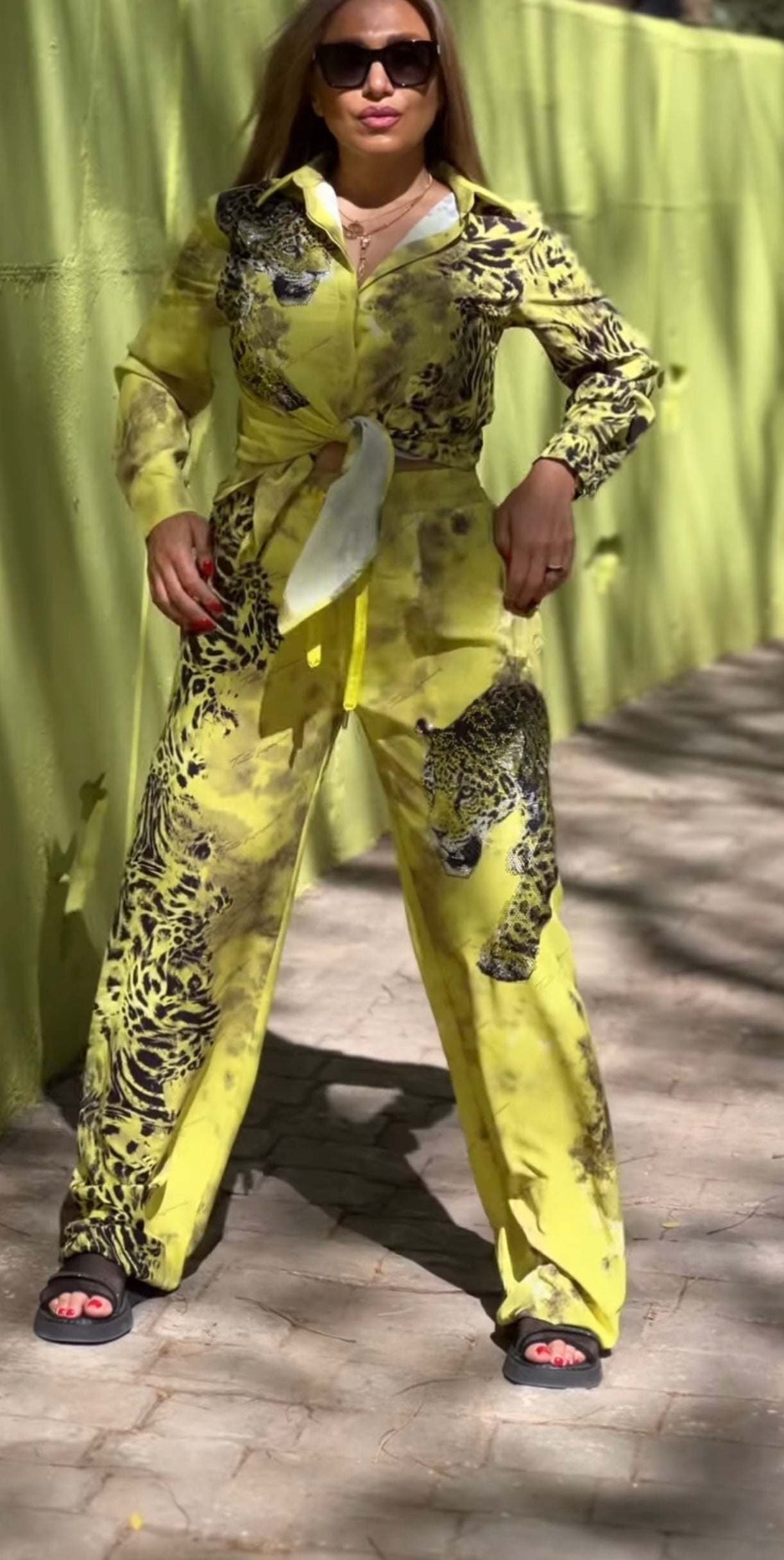 Conjunto traje amarillo detalles piedras