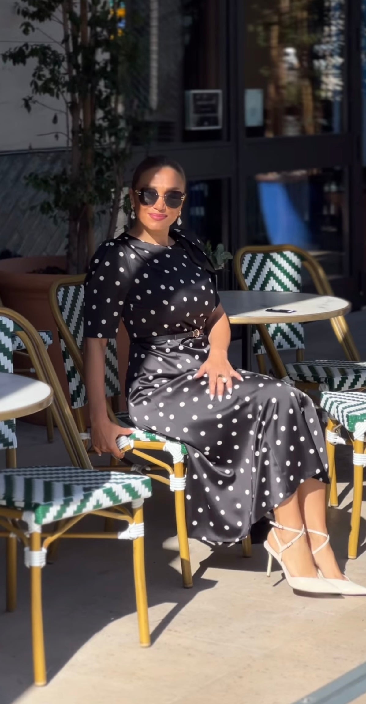 Vestido negro con lunares blancos