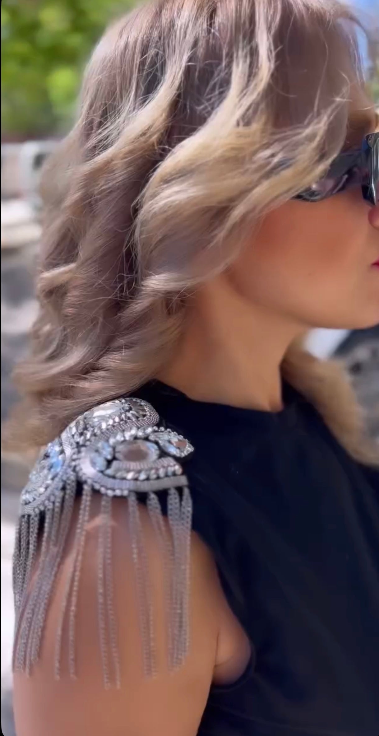 Camiseta hombros con flecos y pedrería