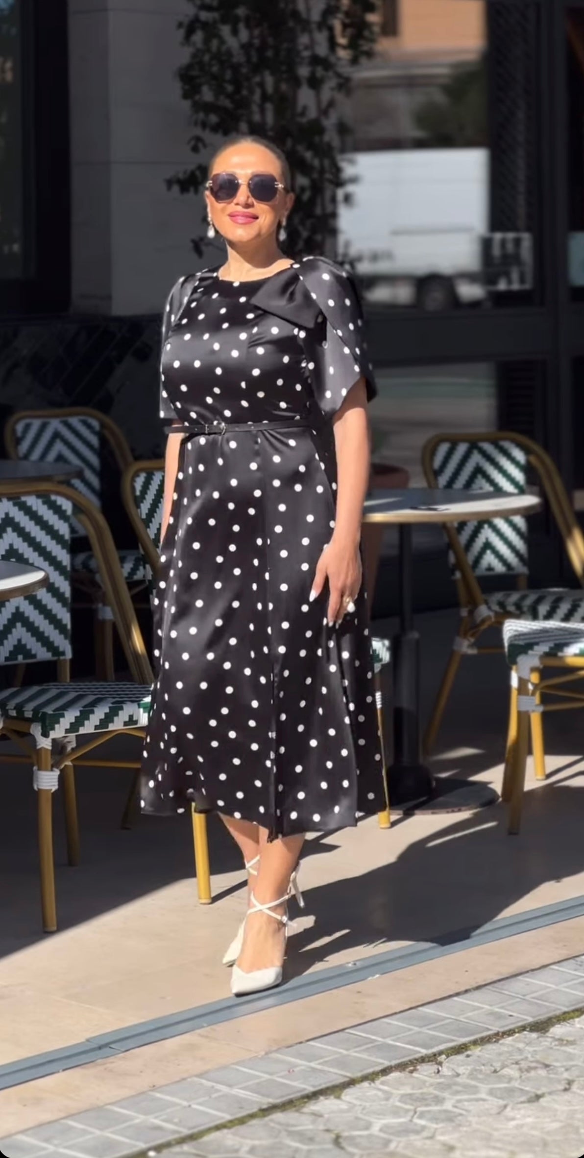 Vestido negro con lunares blancos