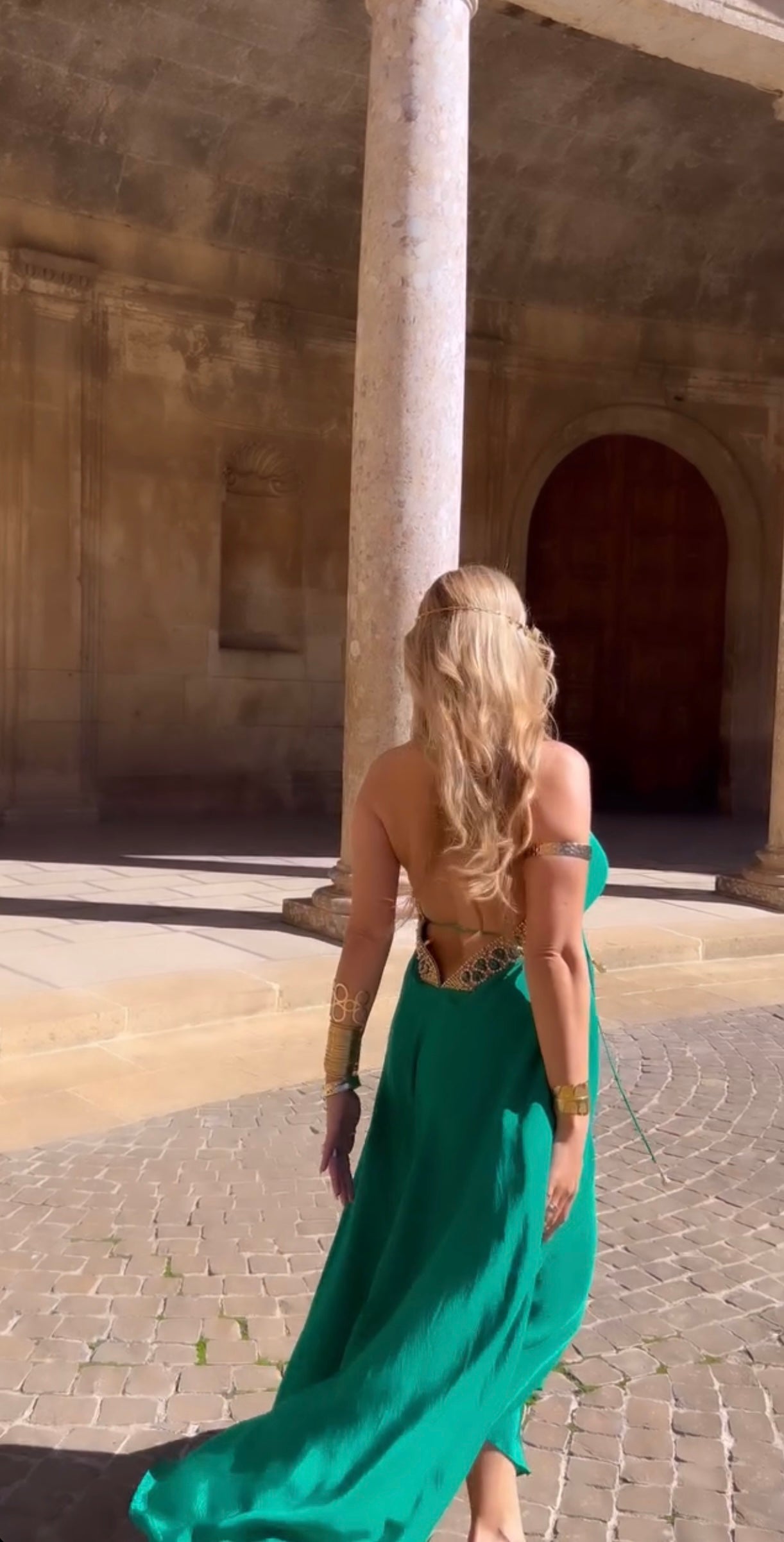 Vestido verde esmeralda espalda descubierta