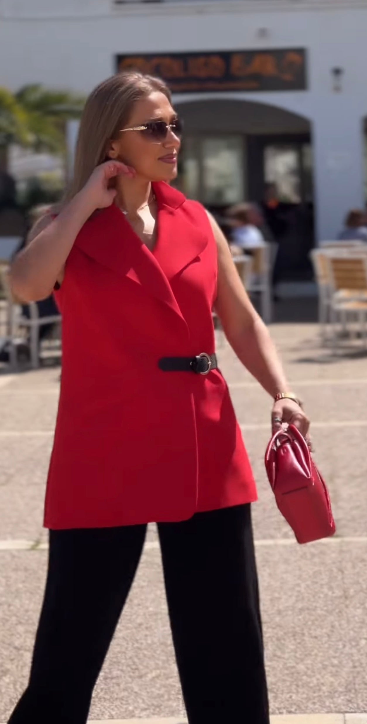 Conjunto estilo blazer rojo y pantalón negro