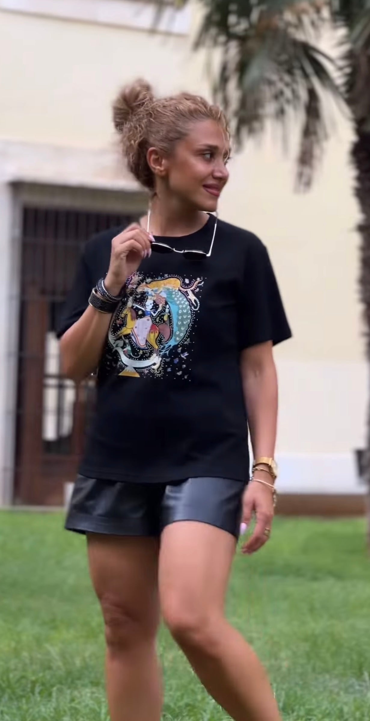Camiseta negra con estampado artístico