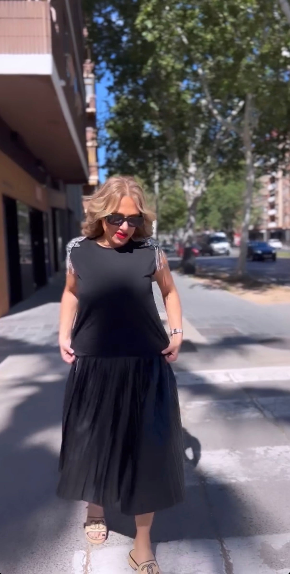 Camiseta hombros con flecos y pedrería