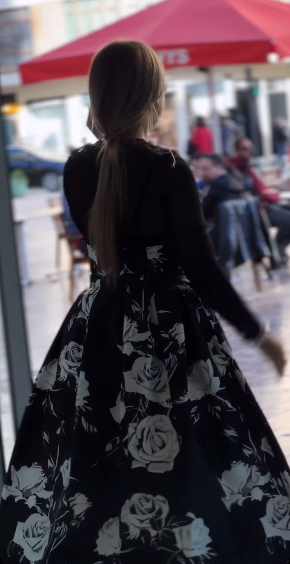 Conjunto de Falda Midi Floral y Blusa Transparente