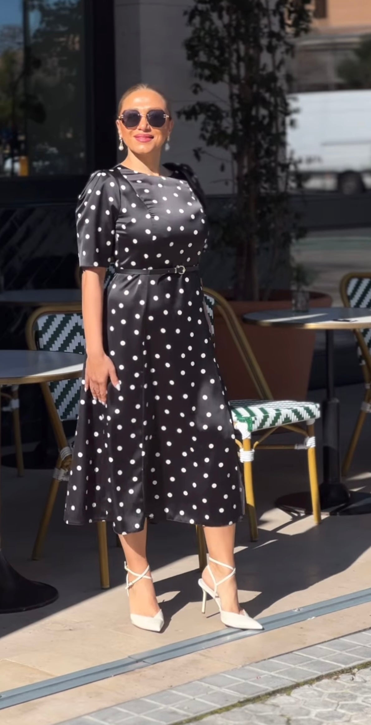 Vestido negro con lunares blancos