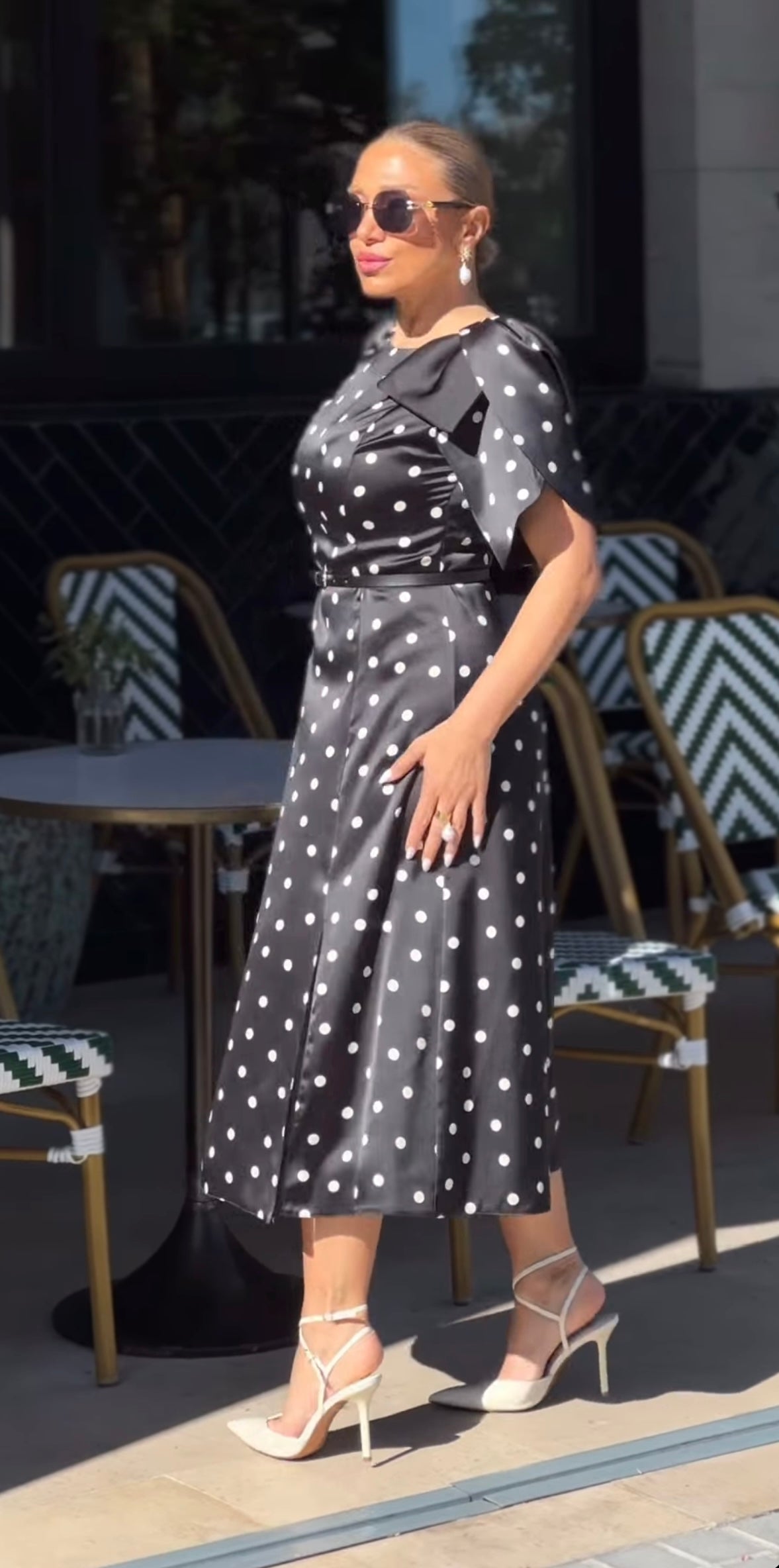 Vestido negro con lunares blancos