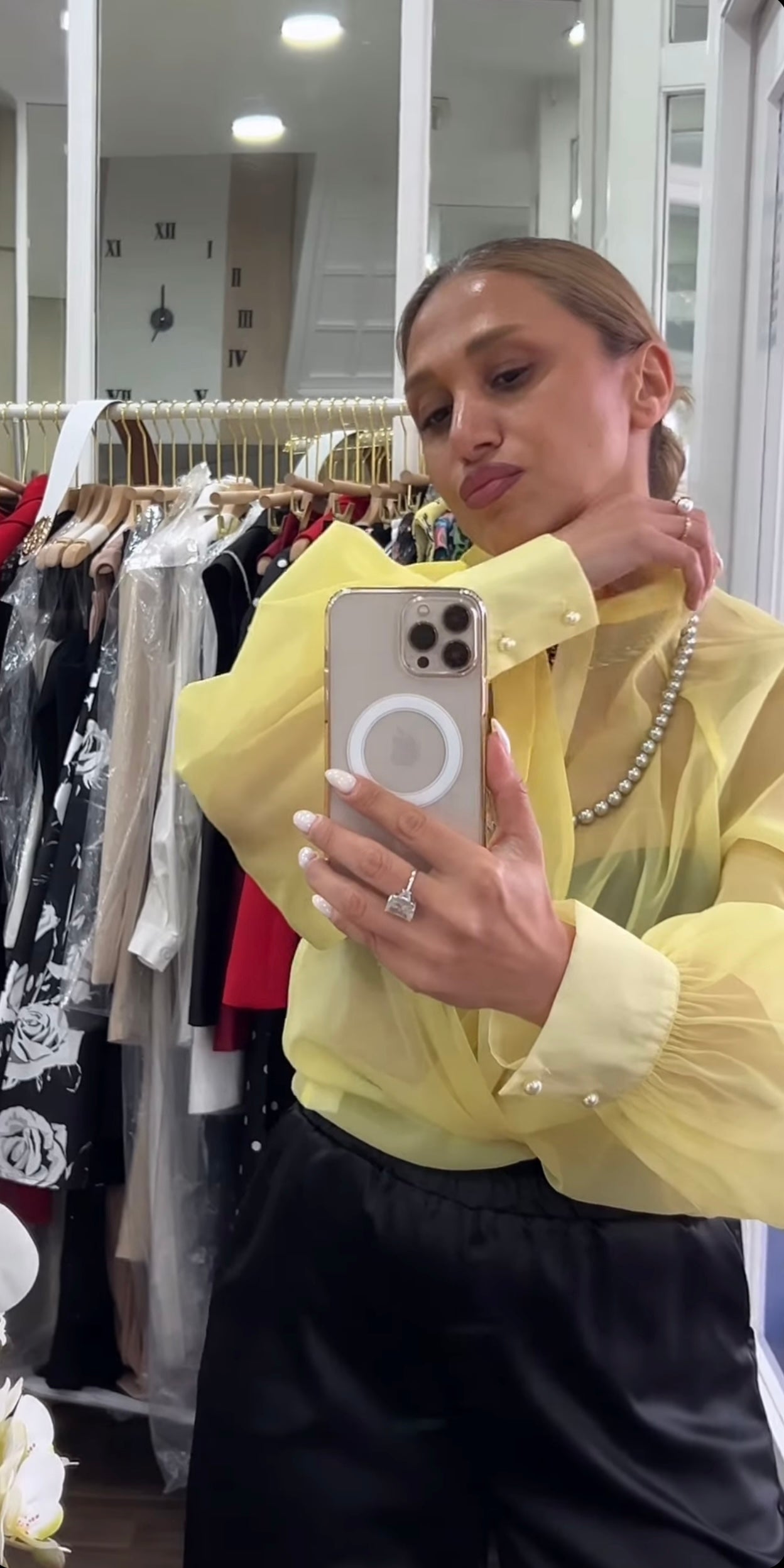 Conjunto camiseta amarilla transparente y pantalón de vestir