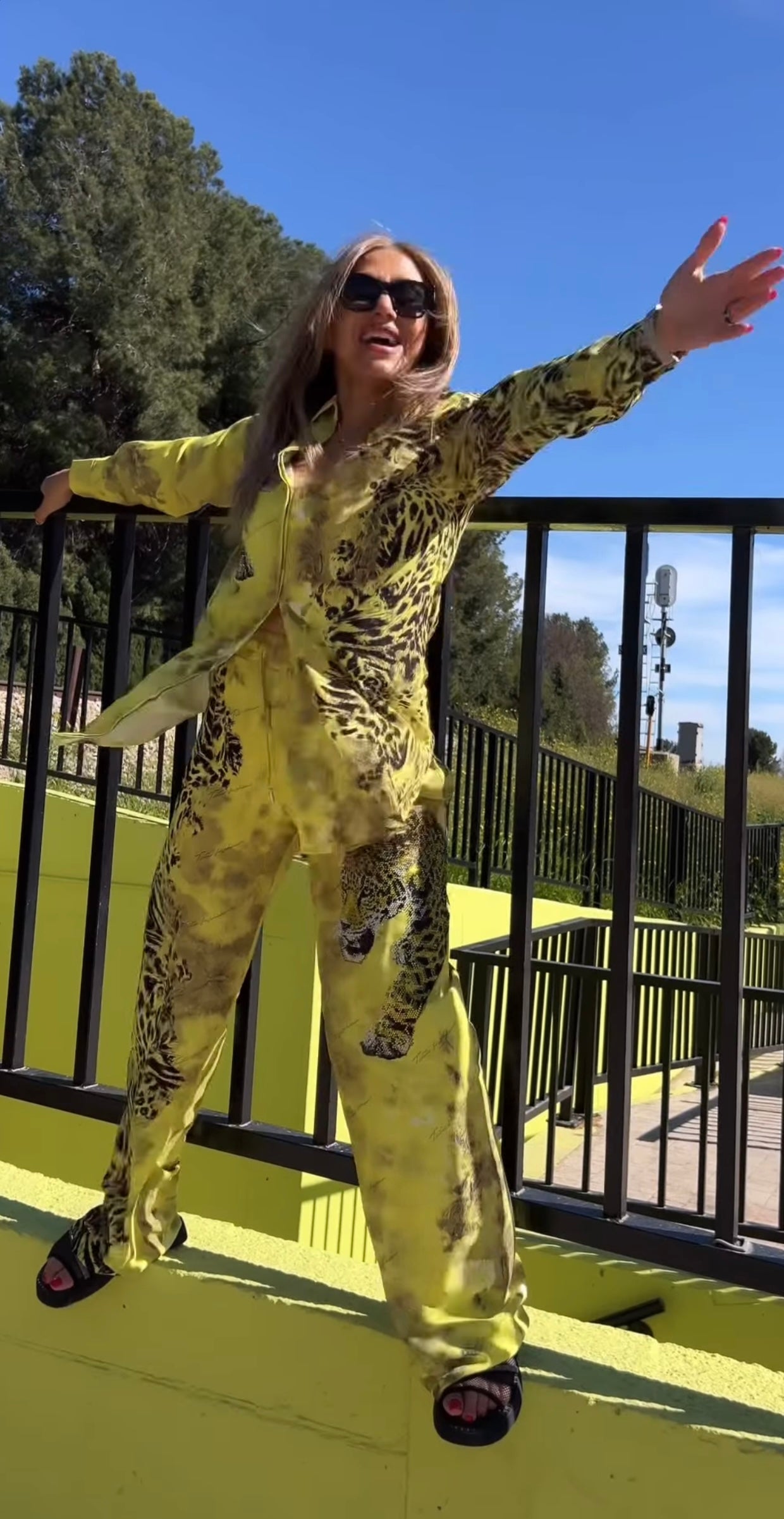 Conjunto traje amarillo detalles piedras