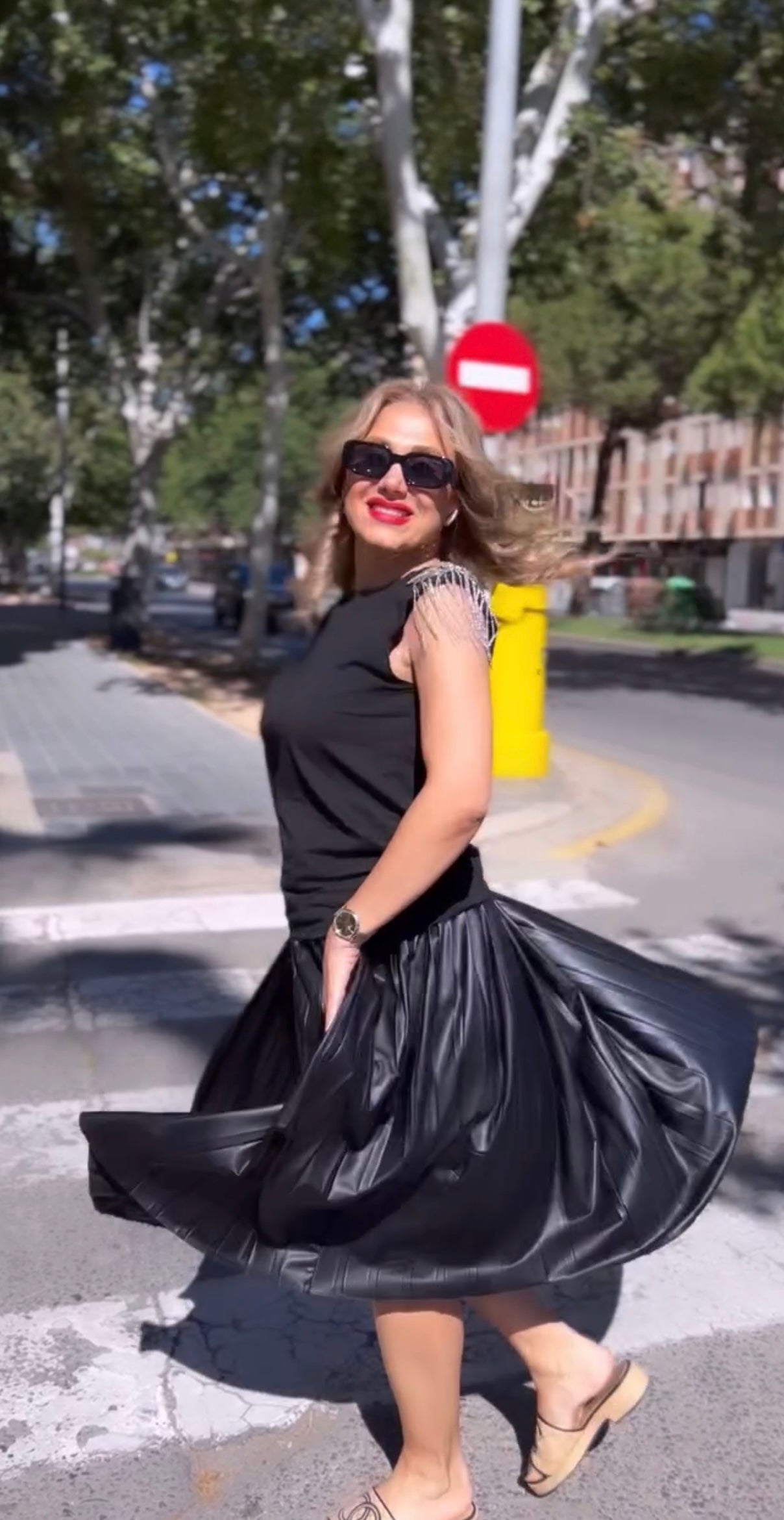 Camiseta hombros con flecos y pedrería