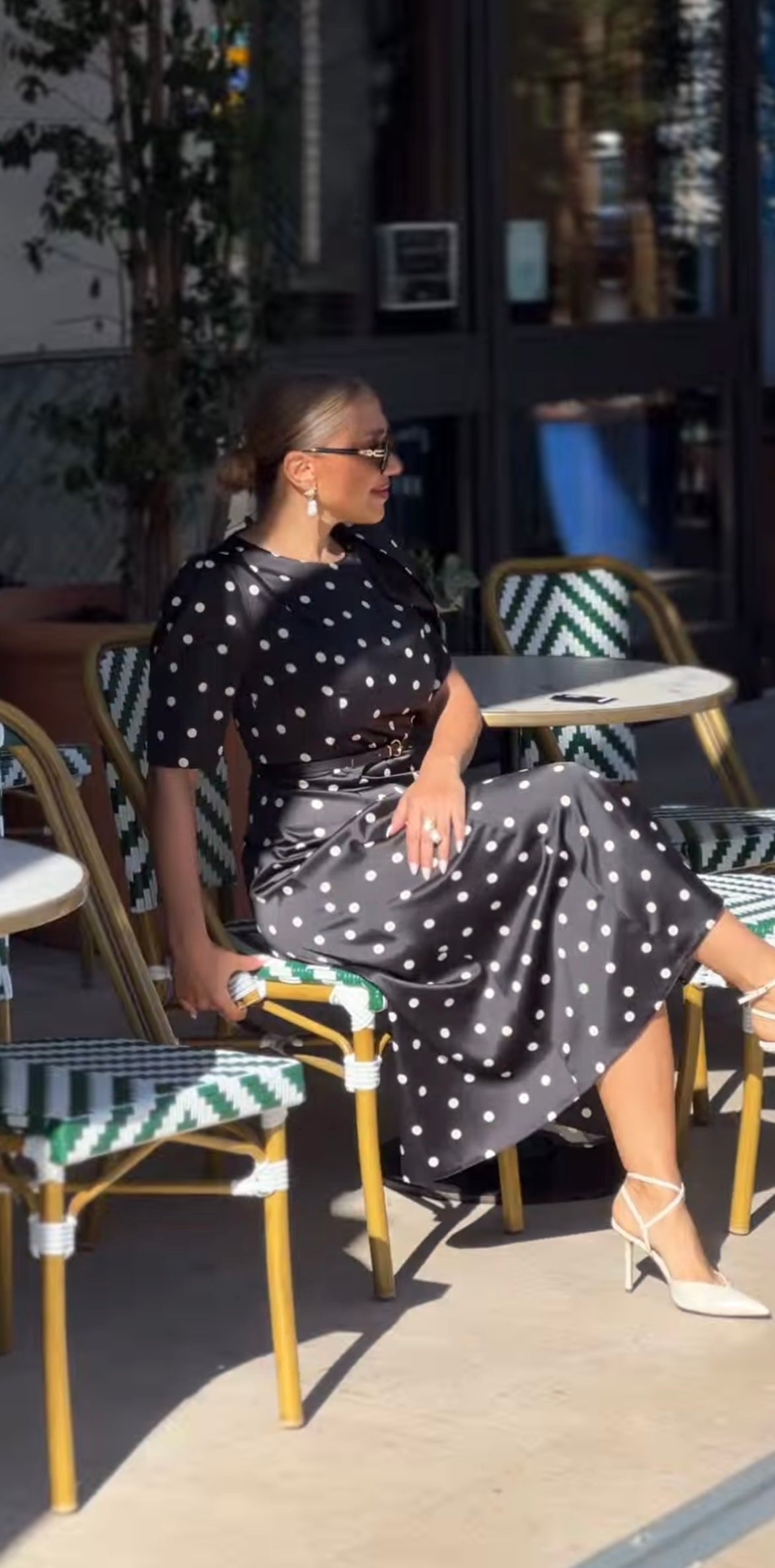 Vestido negro con lunares blancos