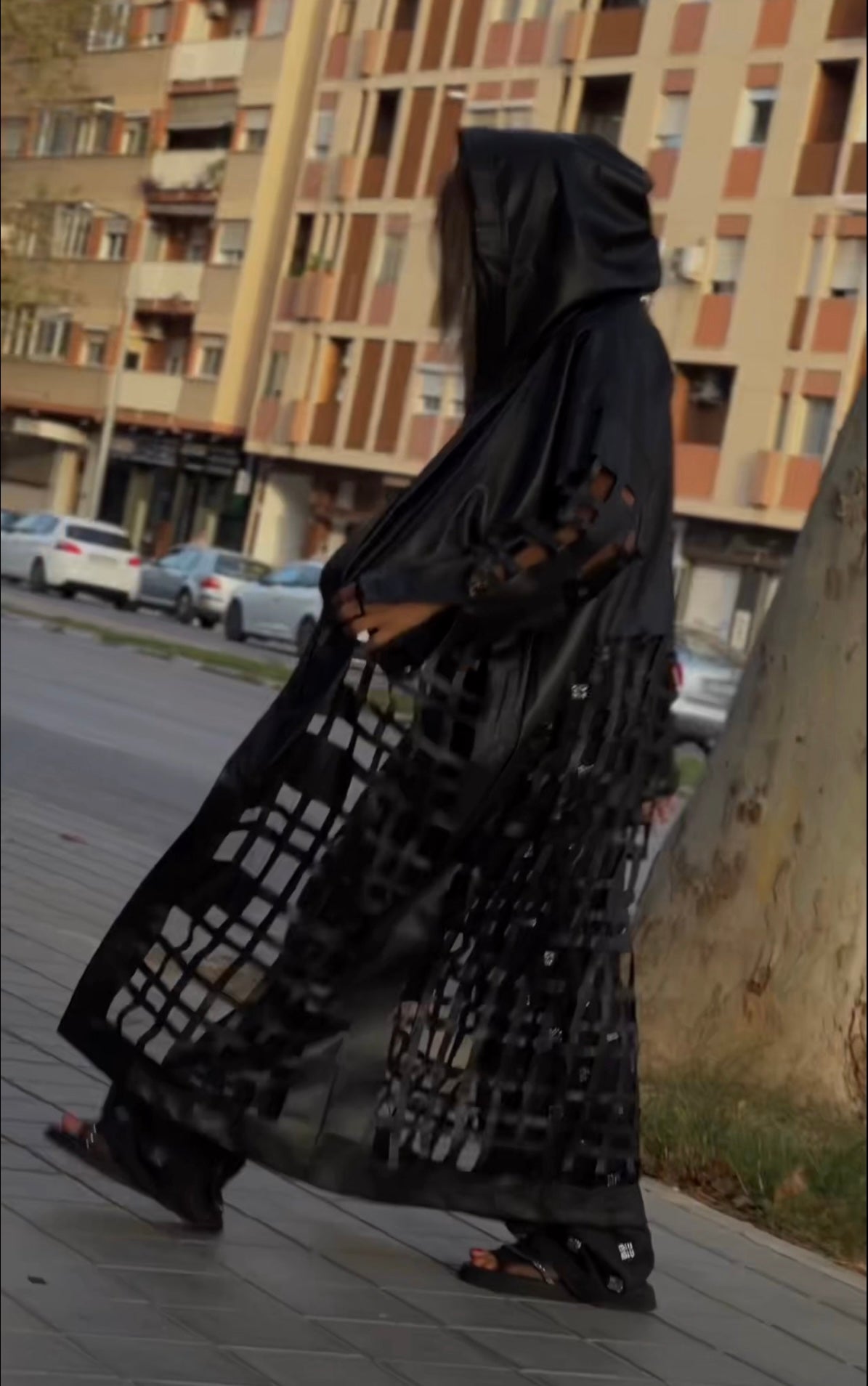 Capa de cuero ecológico con diseño recortado