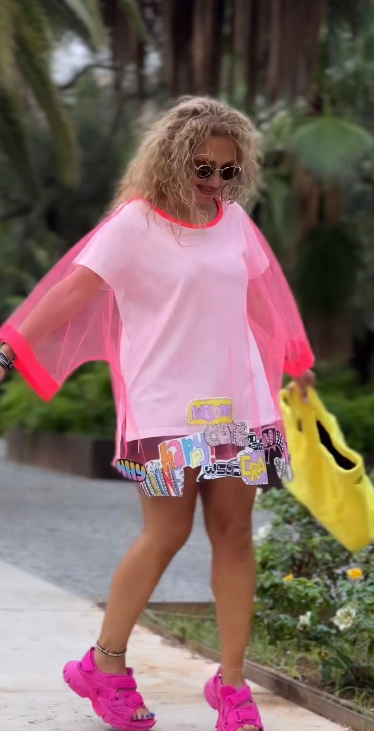 Camiseta blanca con malla rosa