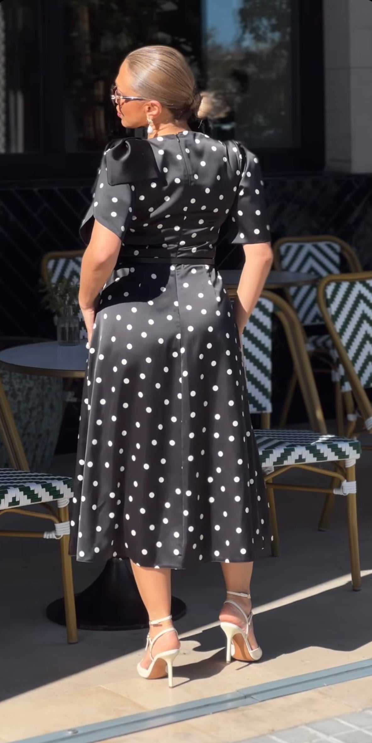 Vestido negro con lunares blancos