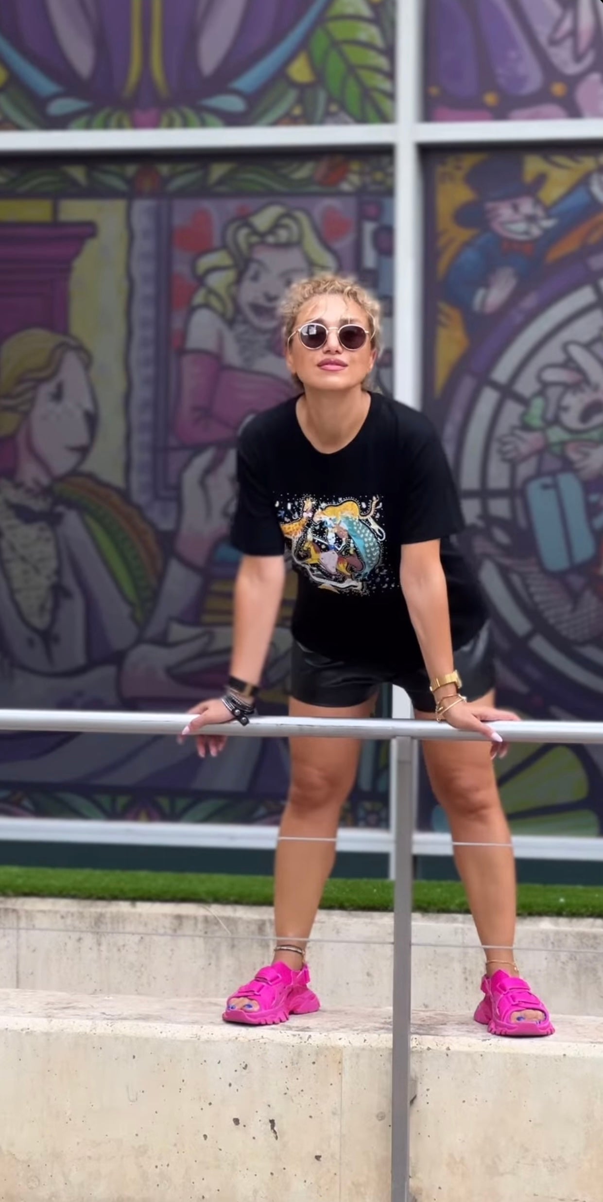 Camiseta negra con estampado artístico