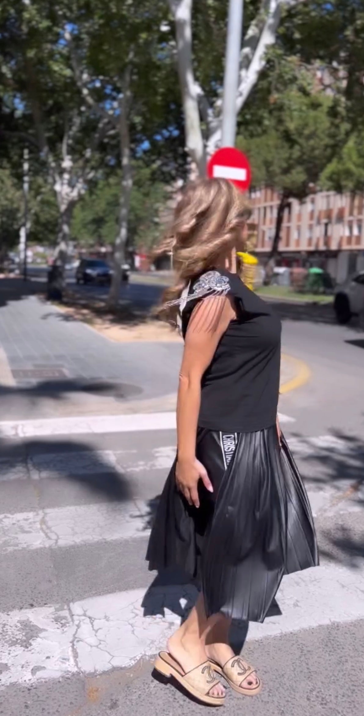 Camiseta hombros con flecos y pedrería