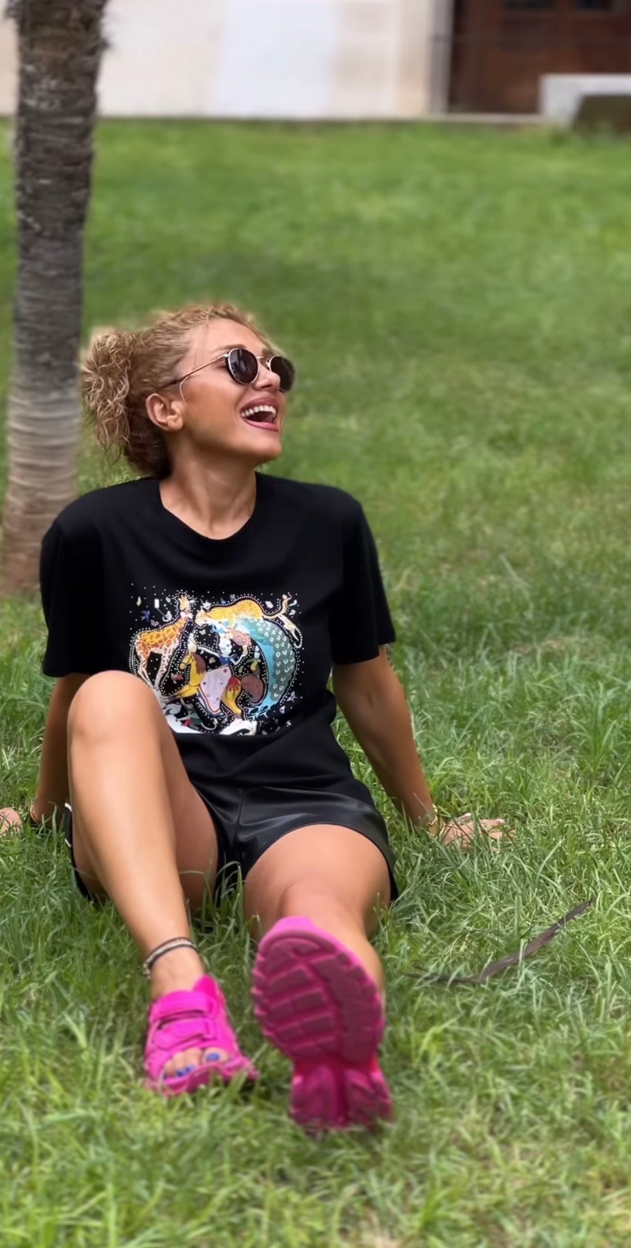 Camiseta negra con estampado artístico