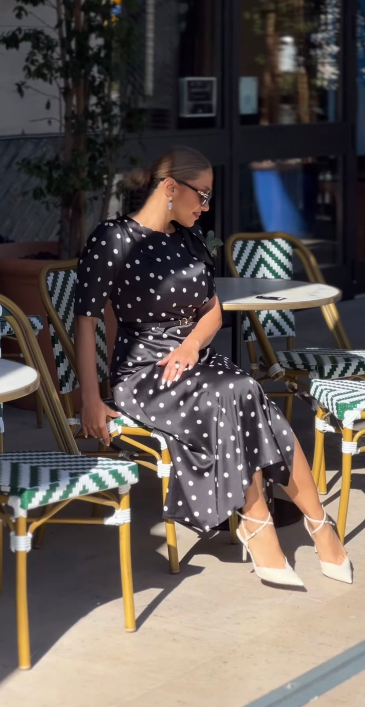 Vestido negro con lunares blancos