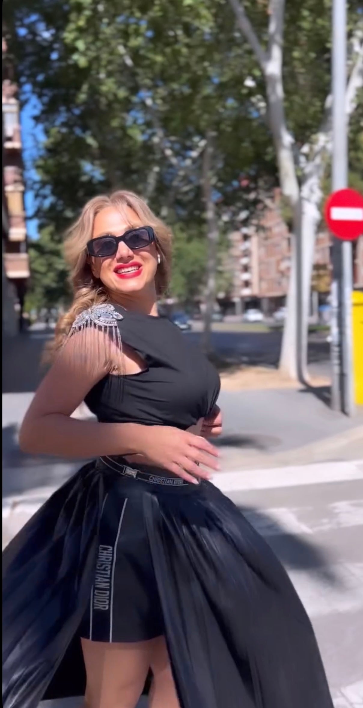 Camiseta hombros con flecos y pedrería