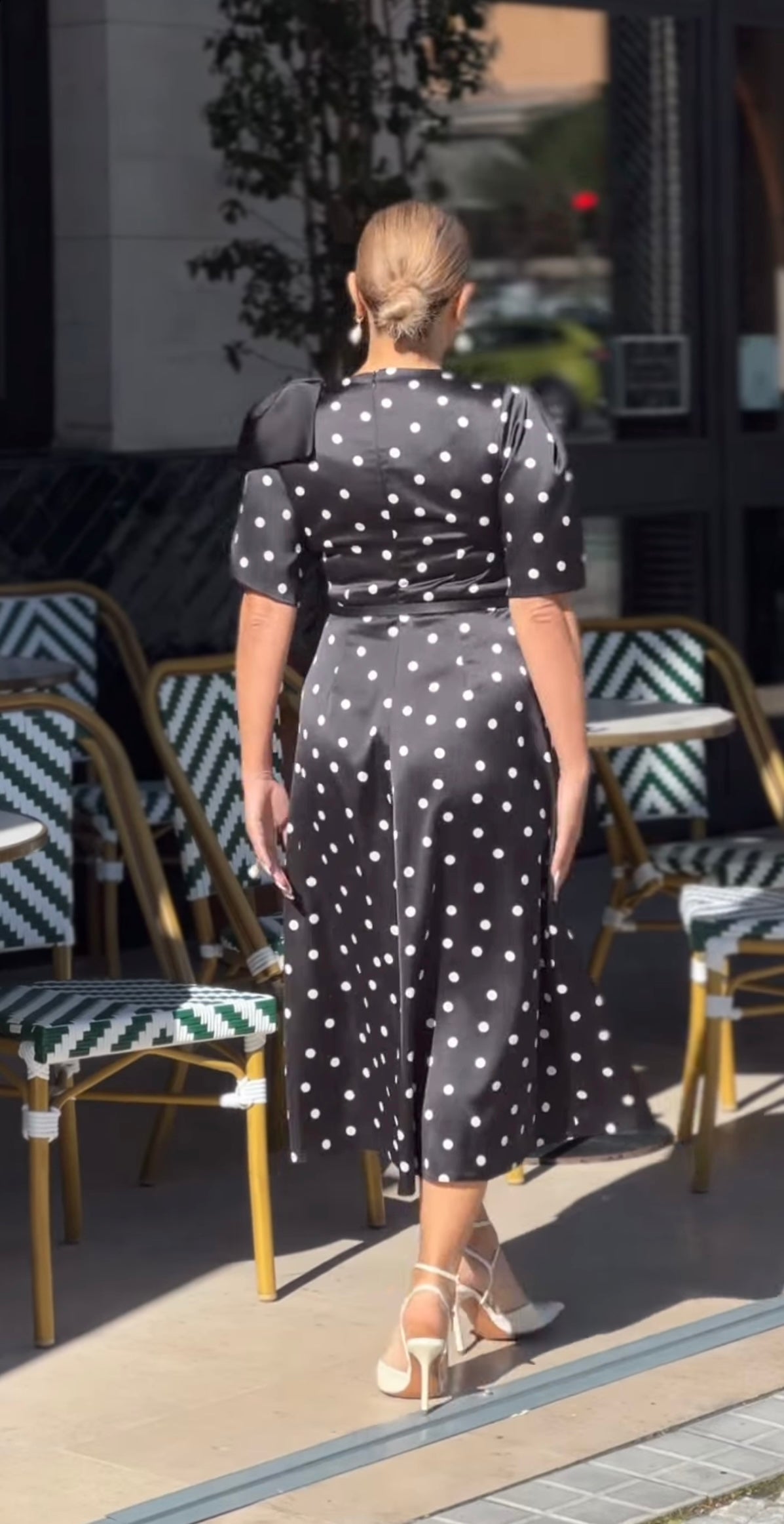 Vestido negro con lunares blancos