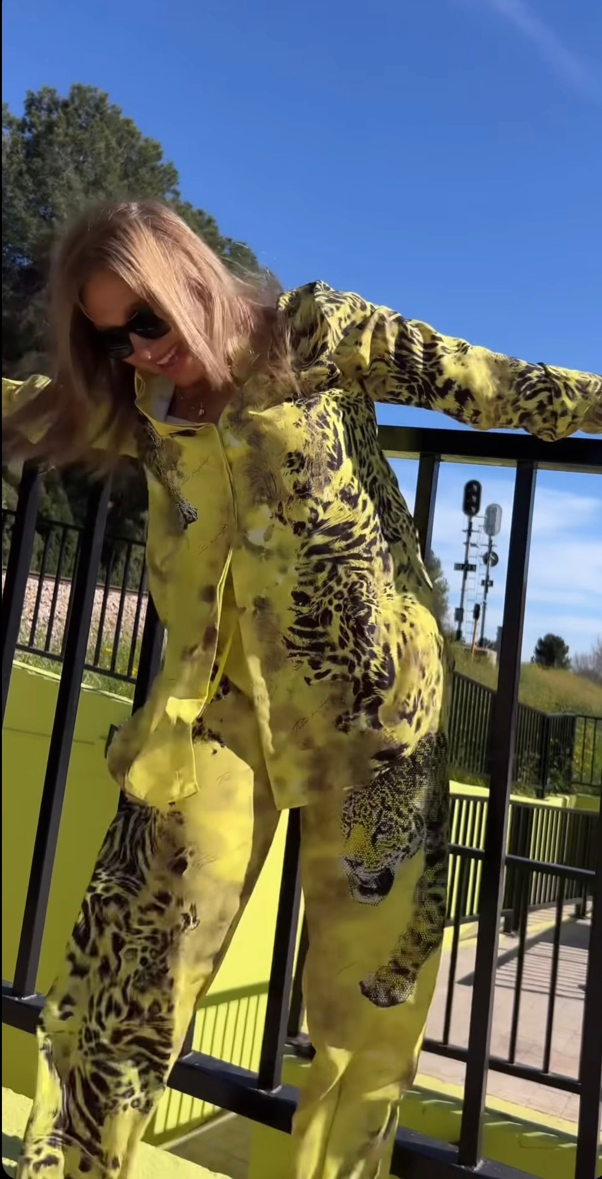 Conjunto traje amarillo detalles piedras