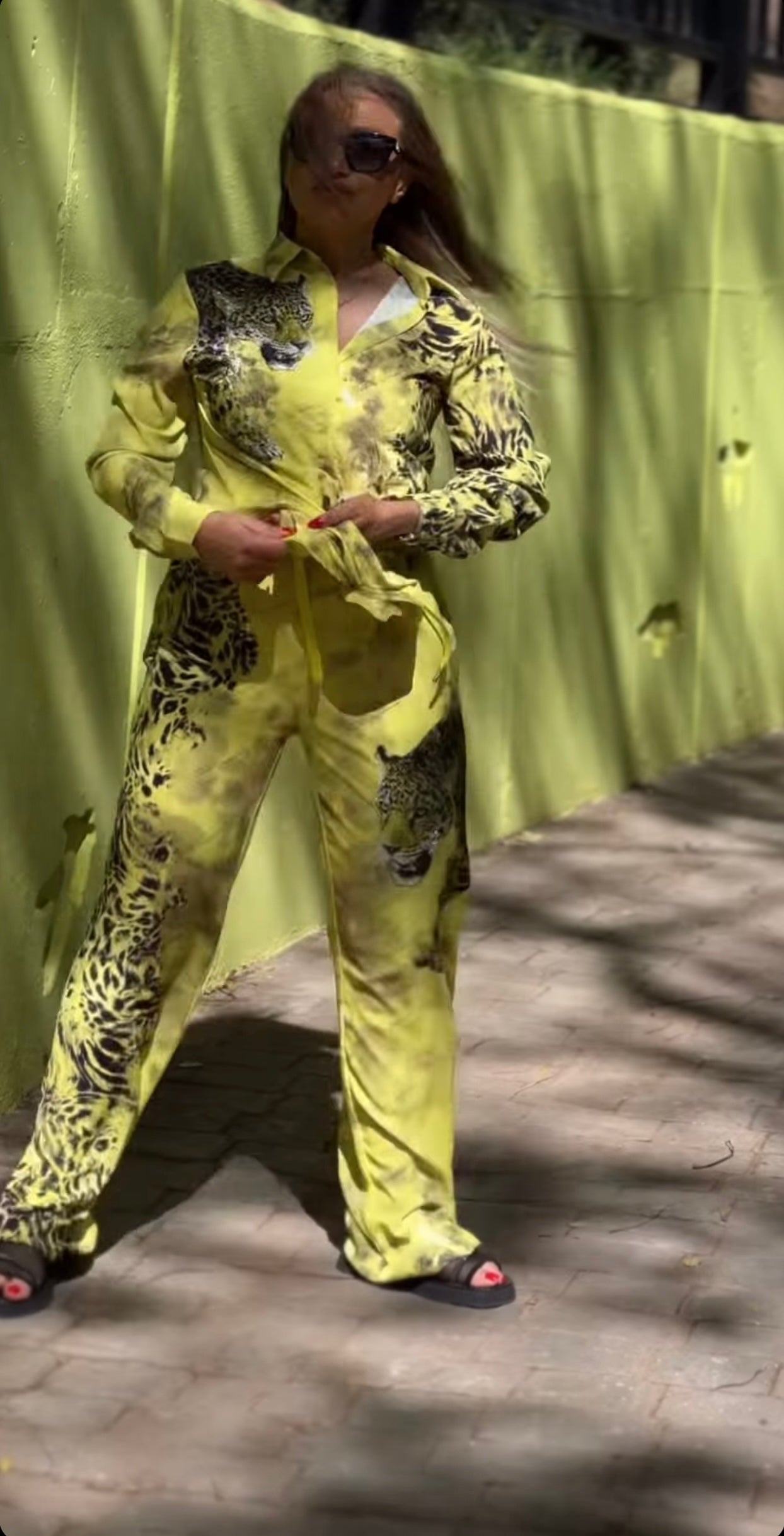 Conjunto traje amarillo detalles piedras