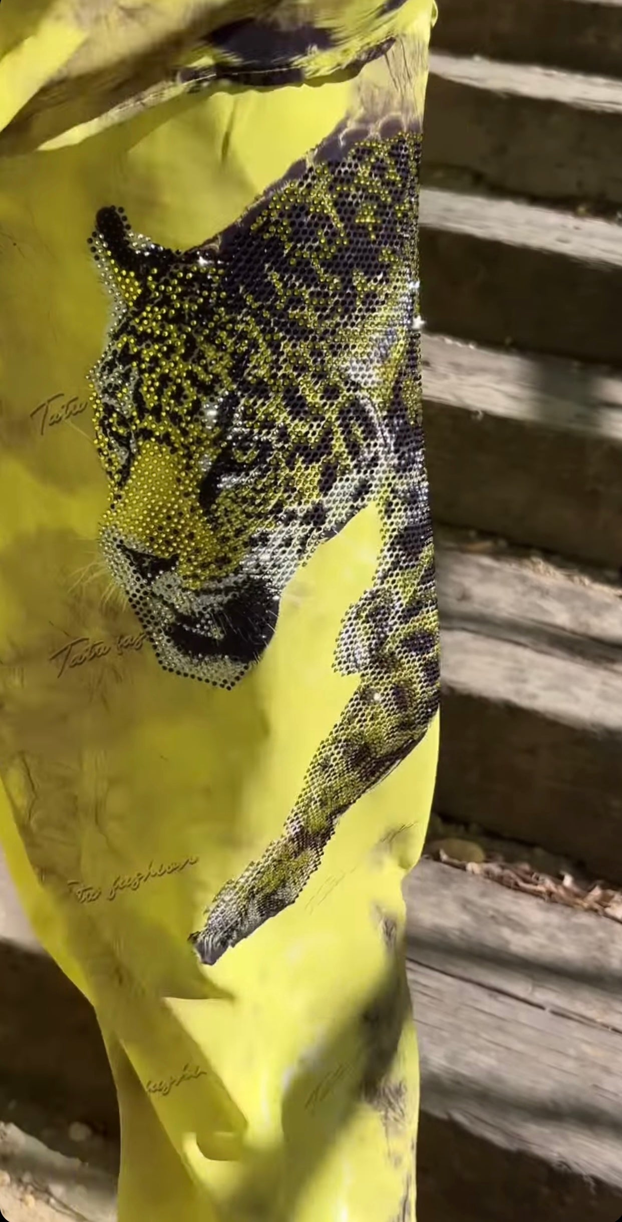 Conjunto traje amarillo detalles piedras
