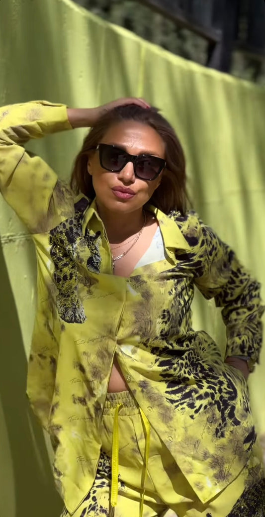 Conjunto traje amarillo detalles piedras
