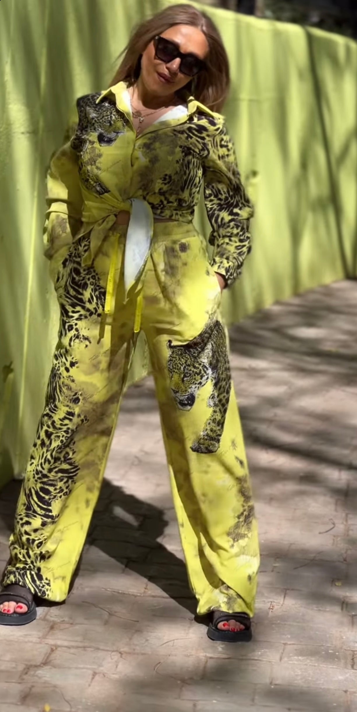 Conjunto traje amarillo detalles piedras